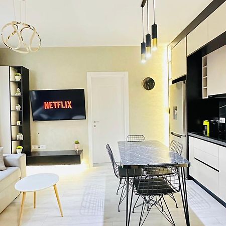 Luxurious Central Stay - Self Check-In ティラナ エクステリア 写真