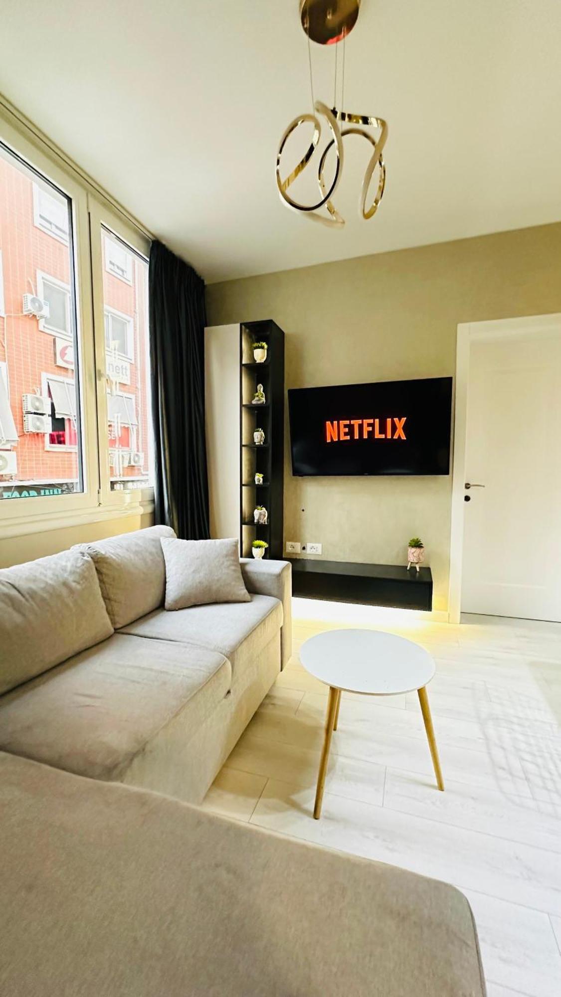 Luxurious Central Stay - Self Check-In ティラナ エクステリア 写真