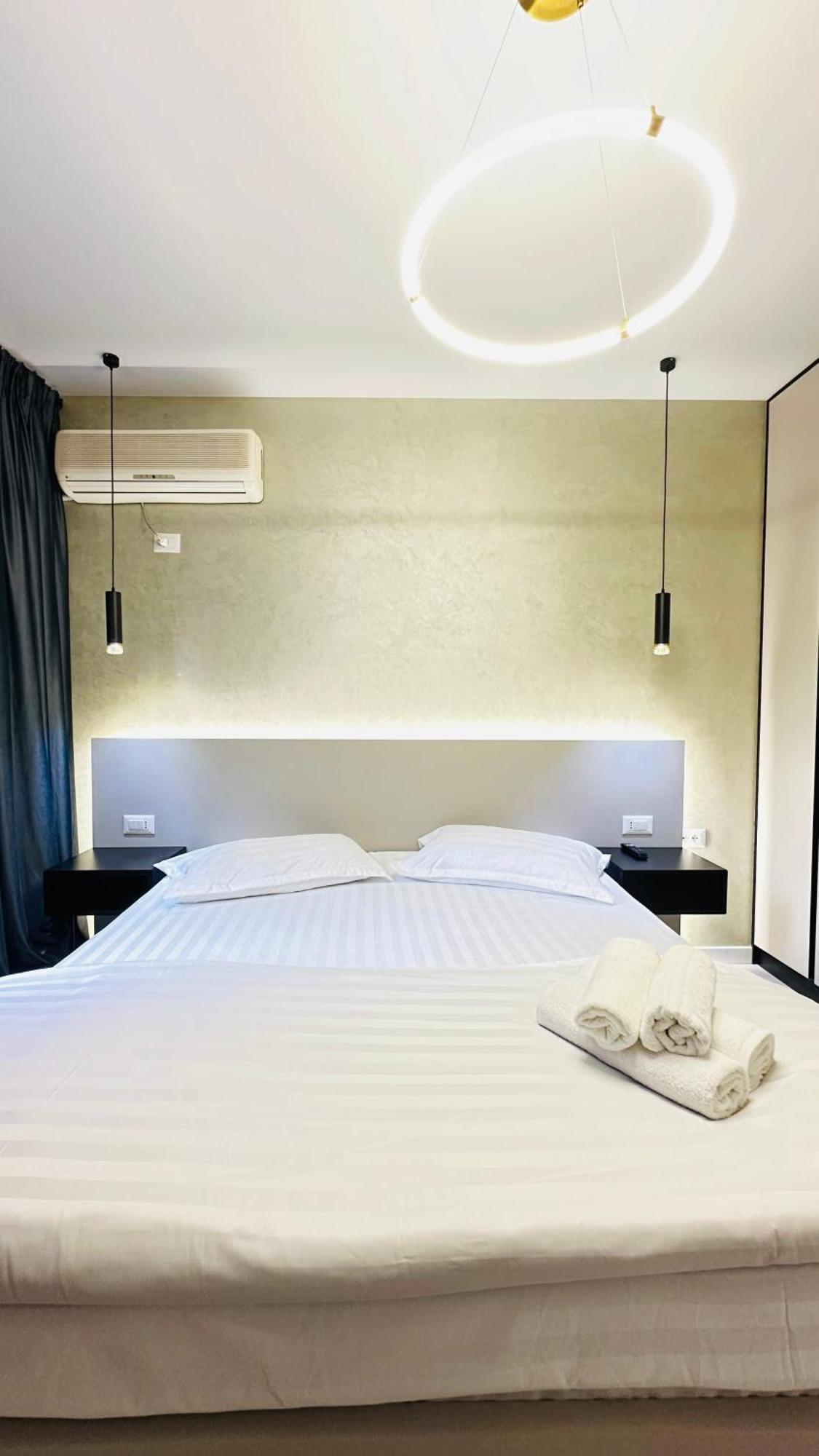 Luxurious Central Stay - Self Check-In ティラナ エクステリア 写真