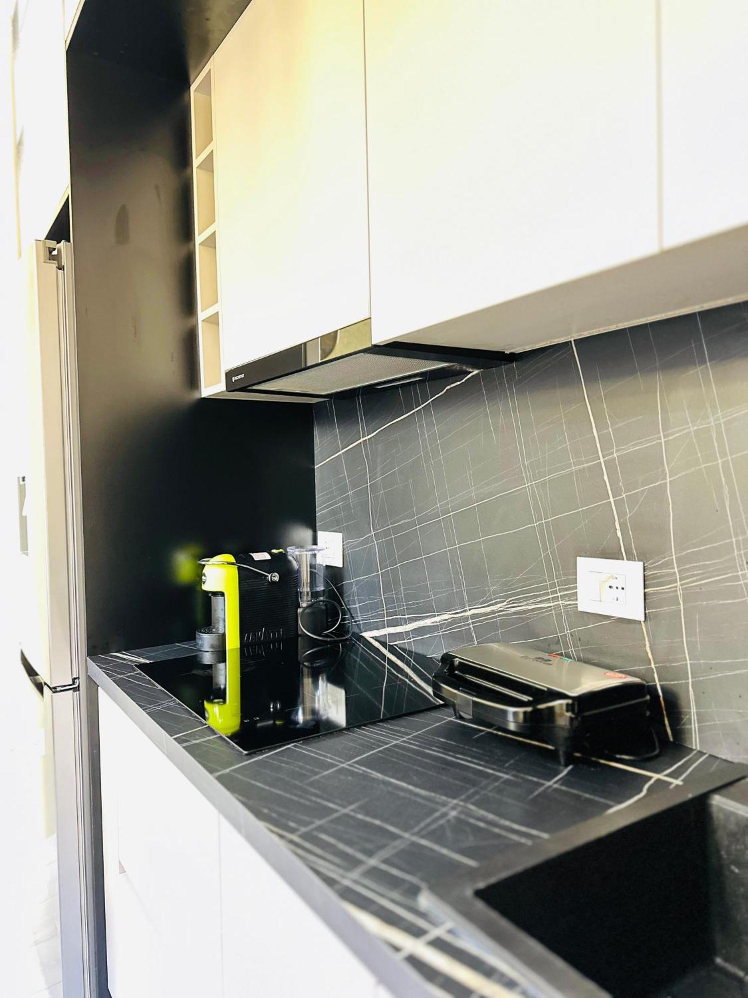 Luxurious Central Stay - Self Check-In ティラナ エクステリア 写真