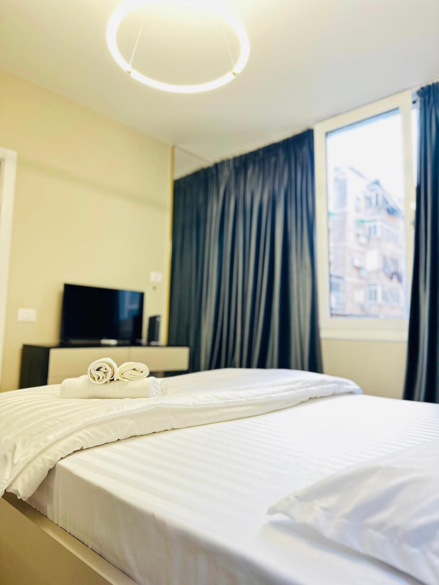 Luxurious Central Stay - Self Check-In ティラナ エクステリア 写真