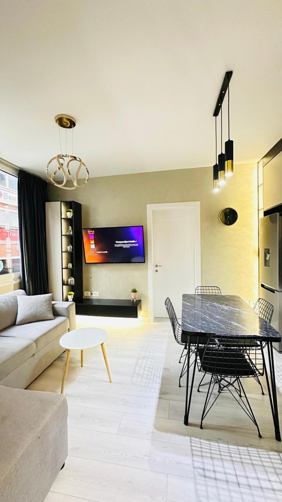 Luxurious Central Stay - Self Check-In ティラナ エクステリア 写真