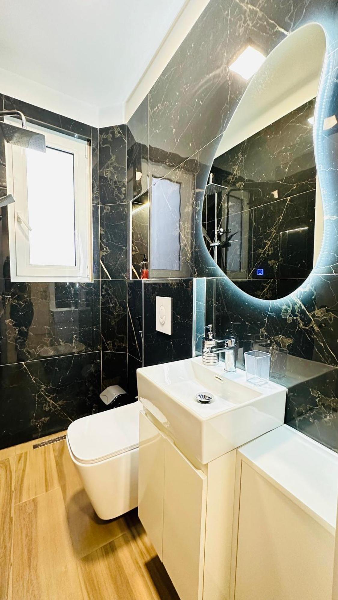 Luxurious Central Stay - Self Check-In ティラナ エクステリア 写真