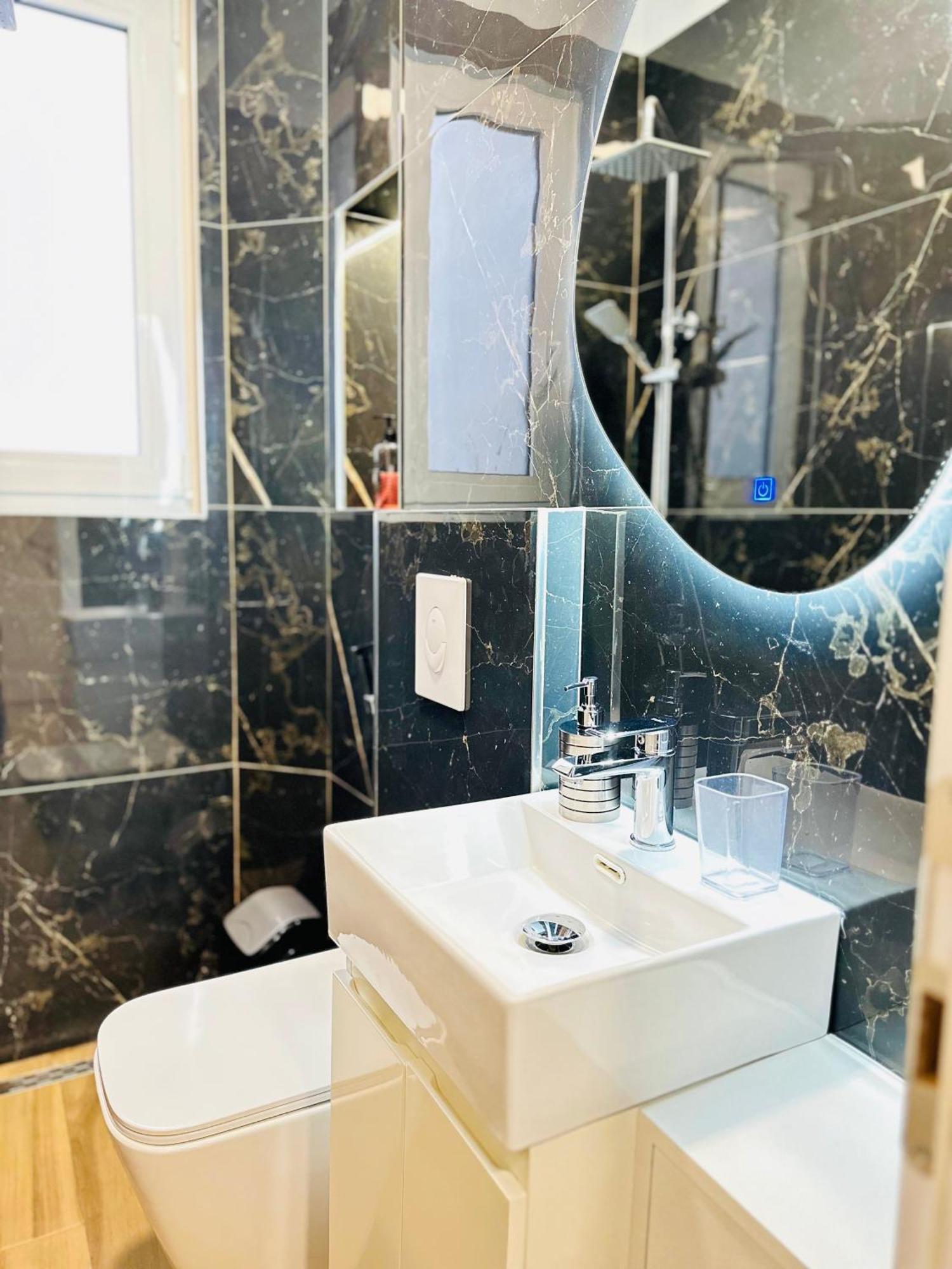 Luxurious Central Stay - Self Check-In ティラナ エクステリア 写真