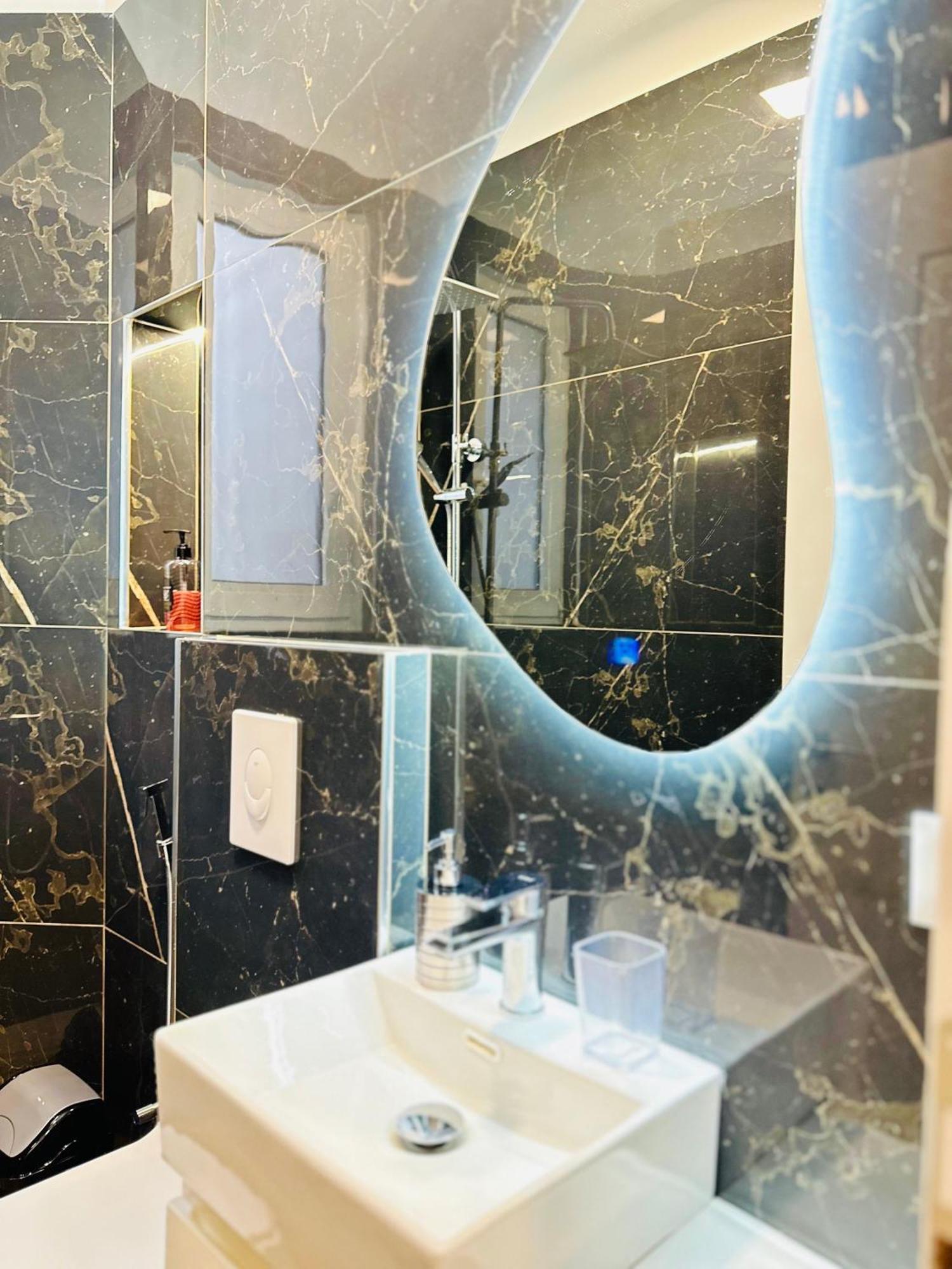 Luxurious Central Stay - Self Check-In ティラナ エクステリア 写真
